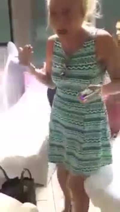 Türk kız kavgası #10 güzellik salonunda kavga