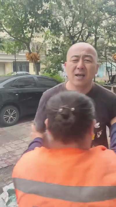 环卫工人在扫地，这人就往地上丢果皮，环卫工人说他，他说你就是干这个的！旁边大哥看不下去与其发生争吵