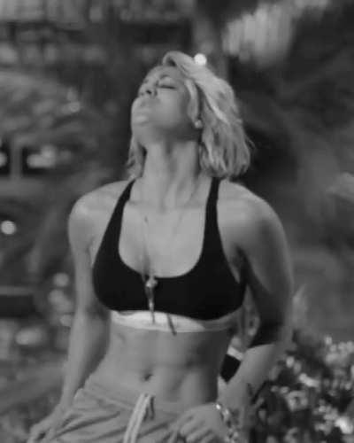 Kaley Cuoco belly loop