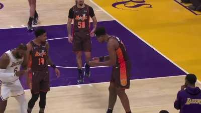 [Highlight] Dwight nails Wendell Carter Jr in the head breaking his goggles. Lebron picks it up and tries it out