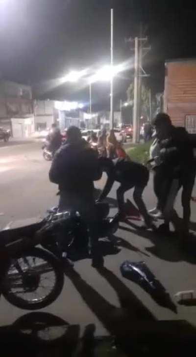 Corrientes: Vecinos justicieros detuvieron a un motochorro y le dieron una paliza