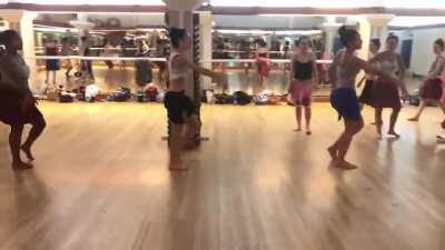 Может кто-то не видел. Танцевальная школа на Таити