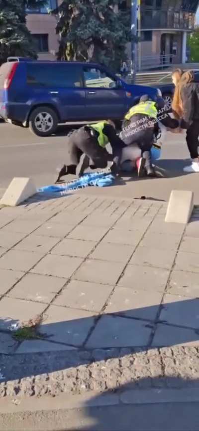 UA POV: They thought it was a 'mobilization' – in Odesa, passersby tried to protect a motorbike rider who caused an accident and was trying to run from the police