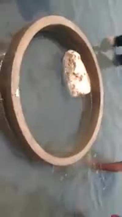 Floating Heavy Stone at Rameshwarm Ram Sethu Jai Shri Ram🙏🏻 Do religious people can't grasp the concept of density?