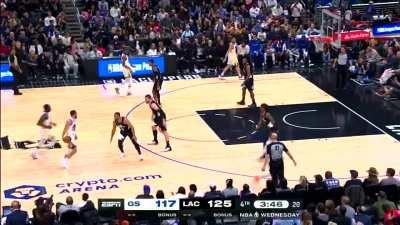 [Highlight] Curry continues hunting Zubac and splits his way into a floater for the 50-piece