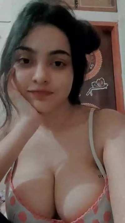 Who's she 🔥🥵🔥