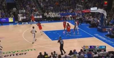 [Highlight] Lebron splashes the 3 over Chet