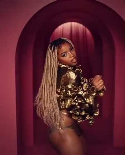 Chloe Bailey jiggling