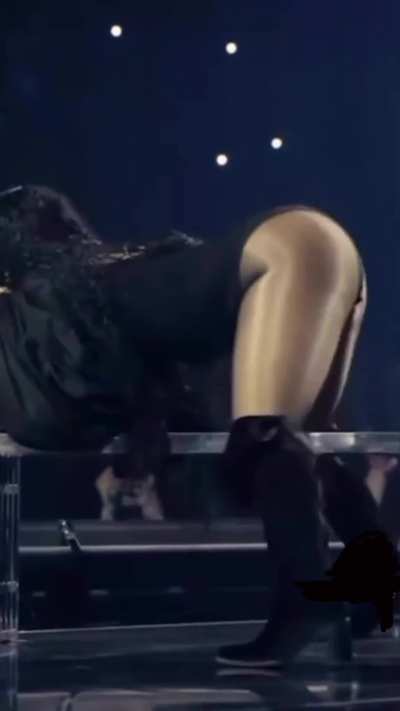 Nicki shaking ass