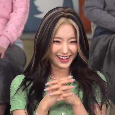 A confused, happy and cutie Saerom