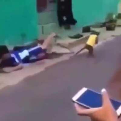 Mono yendo a las chapas 😎🤙