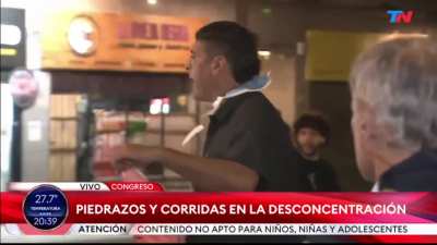 Le pegaron a notero de TN