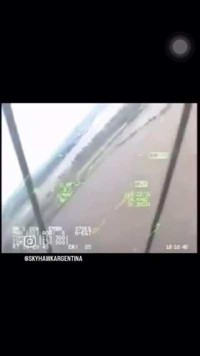 Vuelo rasante de avión Pampa