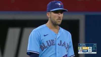 [Highlight] Blue Jays fans give standing ovation to A's Josh Harrison for grounding out to 3rd