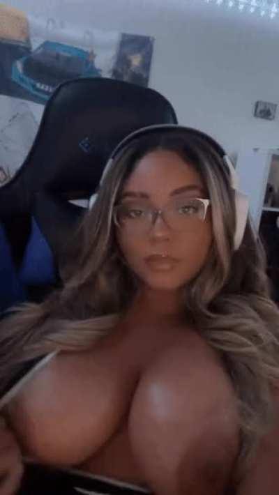 mm suck my titties while i game😏