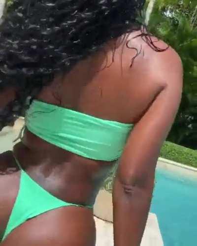 Wanna sniff between her cheeks 🤤🤤🤤