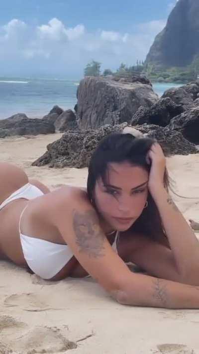 Incredible body on the beach 😈⏳