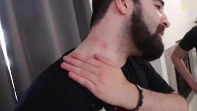 Ti decidi e vai a giocare con i figli dei vicini