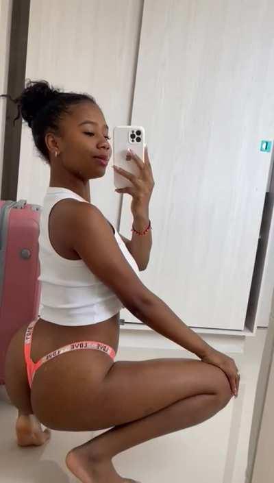 I love when guys stare at my round ass