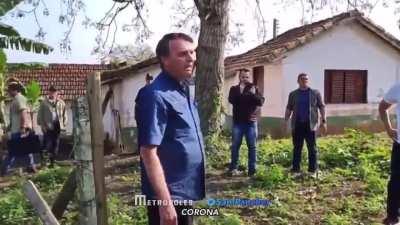 Presidente Jair Bolsonaro se surpreende ao descobrir que filho de conhecido morreu de Covid-19. Ele questionou se a vítima da pandemia tinha alguma comorbidade, mas foi informado de que era uma pessoa jovem. “Alguns pega de jeito”, comentou Bolsonaro.
