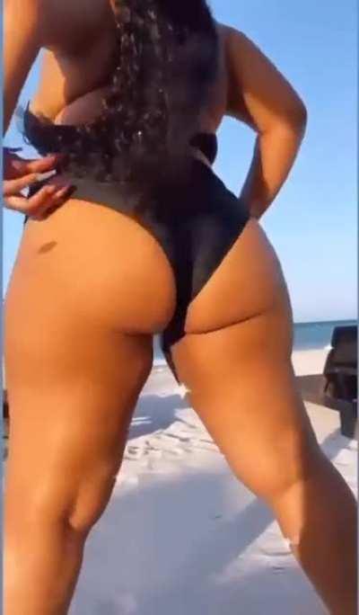 twerk it twerk that bubble ass ❤️🍑❤️🍑❤️