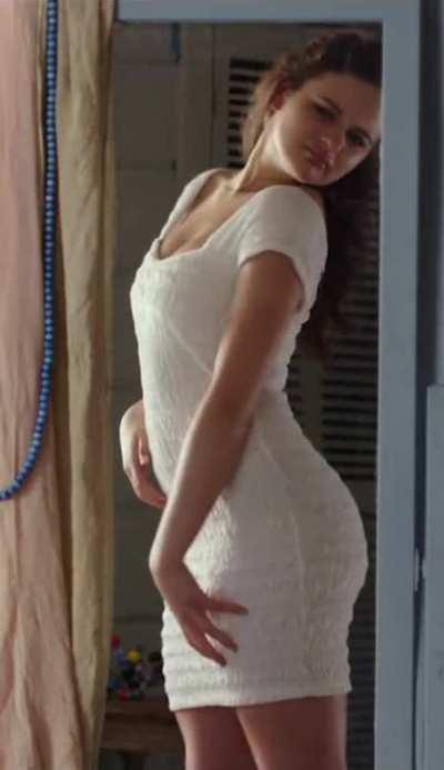 Joey King’s thick booty in a mini dress!