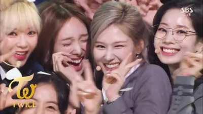 211121 TWICE all squeezing so that they can all be the ending fairies