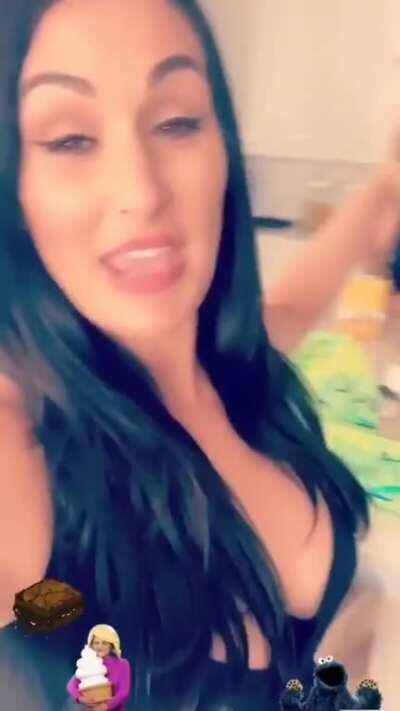 That cleavage to die for😍