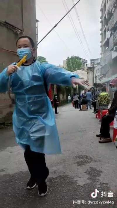 文案：排队做核酸志愿者给全民消毒#向一线工作者致敬