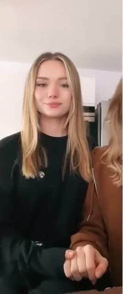 Julia‘s nächstes grandioses Scheitern an einem TikTok-Trend... die 1 Mio Klicks hat sie natürlich trotzdem bekommen... vom 17.04.21 (Schwester weggeschnitten)