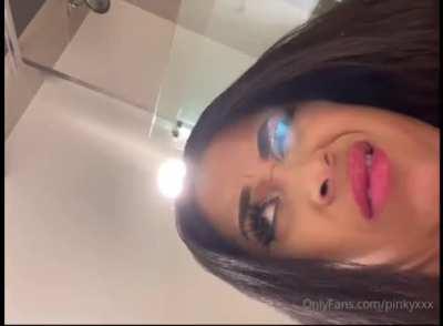 Pinkyxxx on the toilet taking a huge 💩💩💩