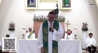 Cachorros invadem igreja e tentam cruzar na frente do padre durante missa em Minas Gerais