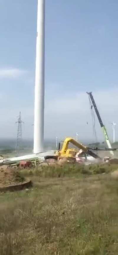 Кран сложился при при зборке ветряка - Китай 19.09.2020