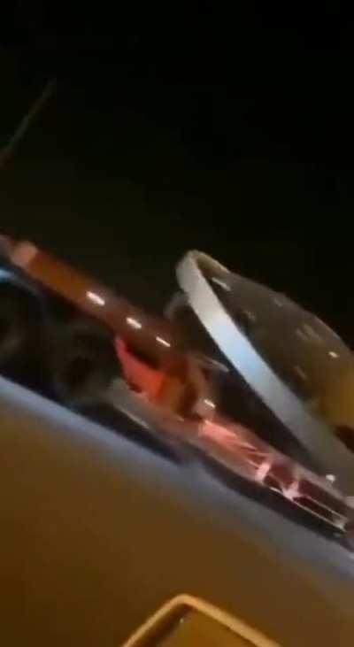 nunca olhem naves espaciais enquanto dirigem