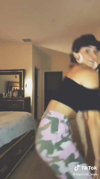 Taynara Conti on TikTok.