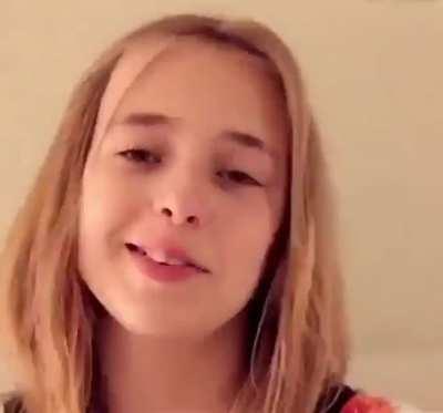 A video created by a father with the photos he took regularly until his daughter was 20 years old.