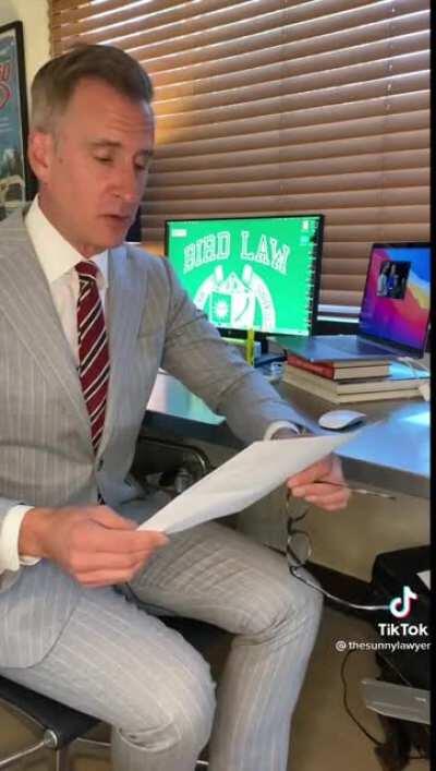 This lawyer has some nice hands 🙌