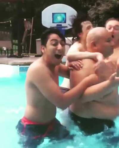 Зато сразу понятно чей бассейн