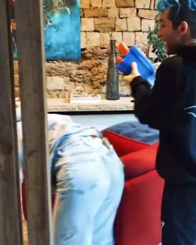 Aus dem Video: „Helium Challenge mit Wasser Bestrafung...“ von Rezo