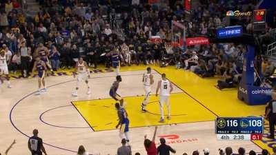 [Highlight] Curry sends two defenders flying before calmly nailing the 3