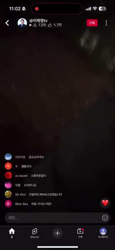 South Korean Democratic Party leader livestreamed himself climbing over a blockade wall to enter the parliament and vote against the martial law decree.