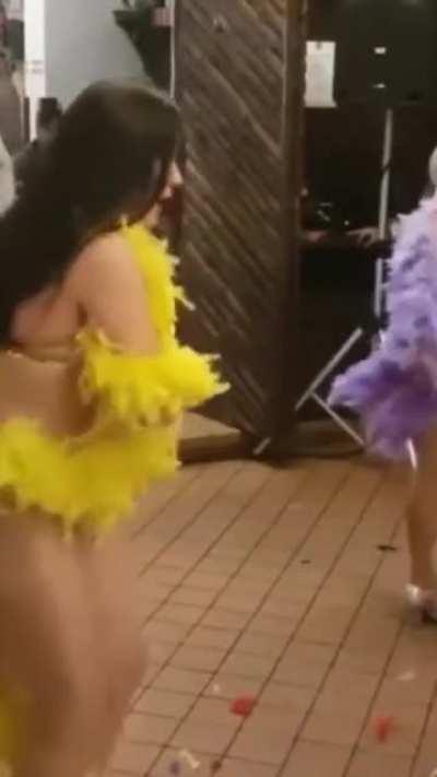 Fing between YouTube & Reddit 😁 har taraf se maari jaa rahi ha 🤣🤣