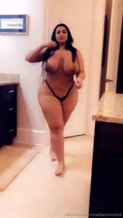 DiamondDoll showing off her insane curves