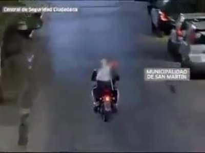 Thief’s have a run in with police...