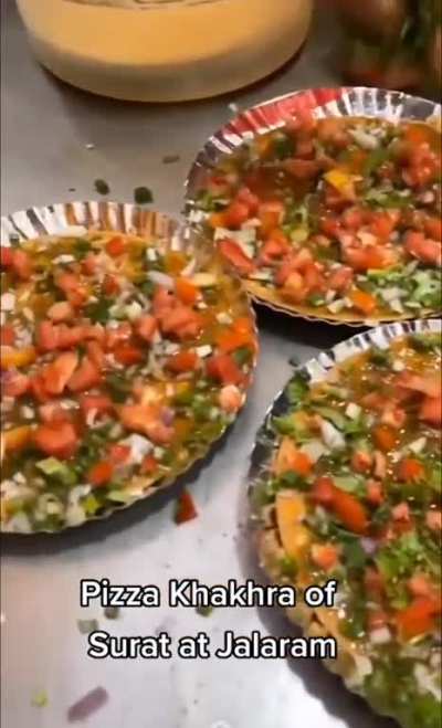 No bake pizza with sev, peanuts and raw cheese