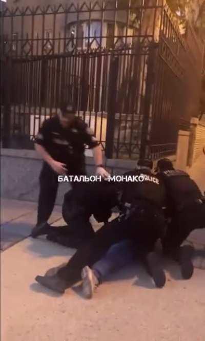 pro Putin supporter in US was not happy about Ukrainian demonstrations so she decided to spit on police. That didn’t end well.