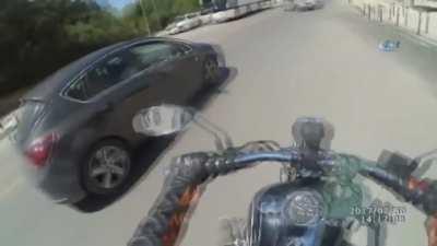 Bundan 4 sene önce bu videoyu haberlerde izlemiştim ve çok gülmüştüm. Az önce motor kazası videosuna denk gelince 4 sene aradan sonra bu video aklıma geldi, Youtube’a yazdım izledim. Fakat bu sefer gülmekten daha çok üzüldüm. Tabi “bir senedir motora binm