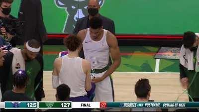 [Highlight] Giannis & LaMelo Swap Jerseys After The Game