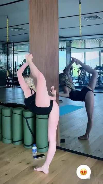 Alla Bruletova (stretching)