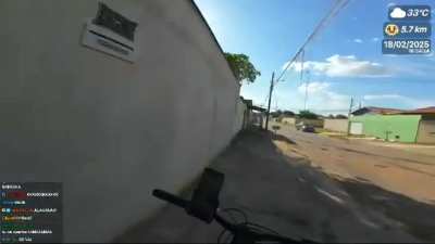 Douglas quase arrombando o portão